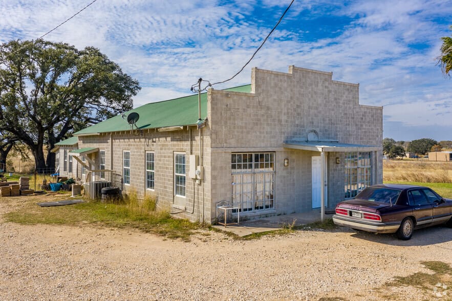 558 US Highway 181 Floresville TX Building Photo 1 Large