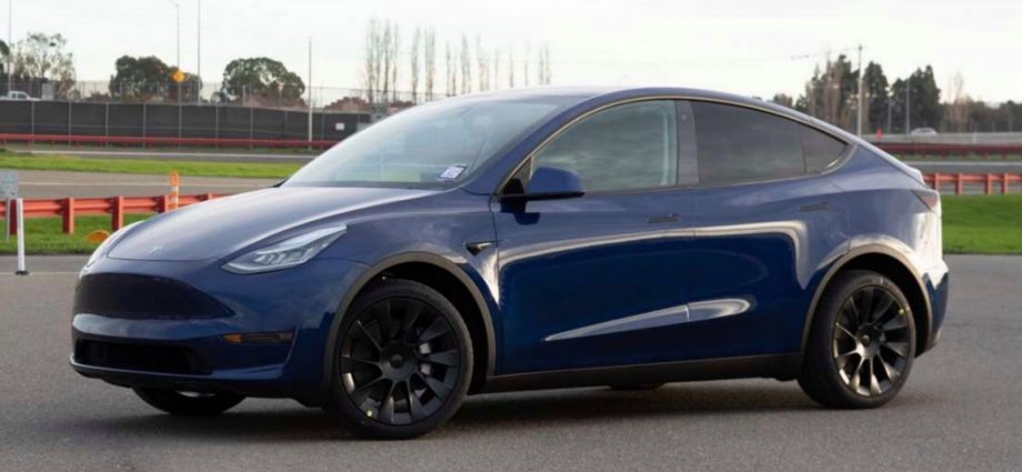 Sie sind auf der suche nach einem dynamischen elektroauto mit platz für die ganze familie? Tesla Model Y Review - Doug DeMuro - Fabulous Auto Club