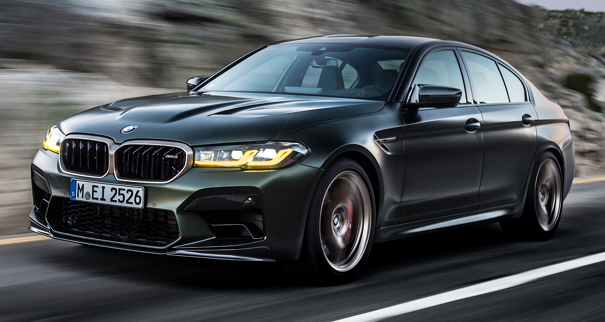 It is a two in one vehicle, which is good as it costs as much as two vehicles. Bmw M5 Cs Vorgestellt Alles Auto