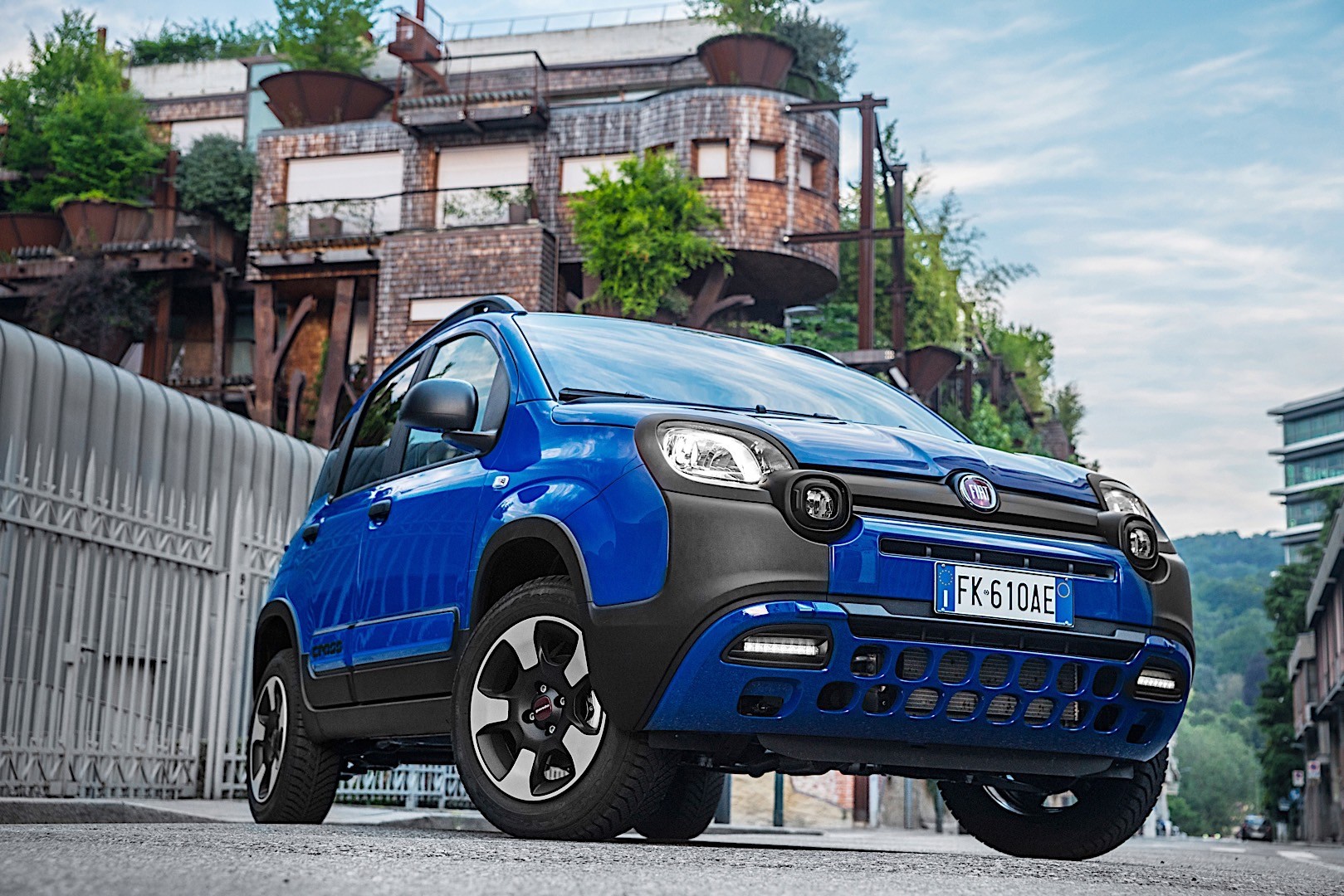 The 124 spider abarth is a performance version of the 124 spider, with an upgraded version of the turbo engine to deliver more speed and power on the road. FIAT Panda City Cross specs & photos - 2017, 2018, 2019