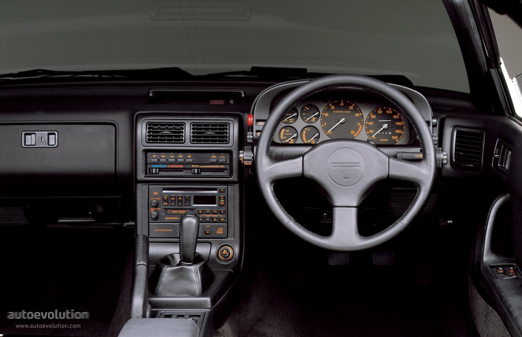 Styled with kodo design principles, character lines have been minimised in favour of surfaces that catch the light. MAZDA RX-7 (FC) specs & photos - 1985, 1986, 1987, 1988, 1989, 1990